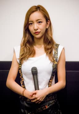 板野友美の顔写真
