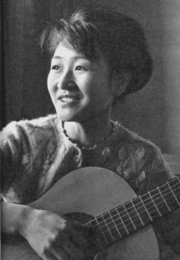 加藤登紀子の顔写真